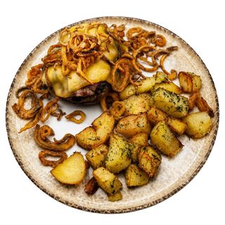 Телешки кюфтета с бекон, чедър и картофи соте