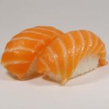 55. Nigiri de salmó (10 uds.)
