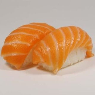 55. Nigiri de salmó (10 uds.)