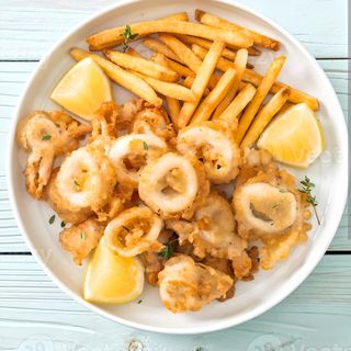 Fish and chips calamari fritti e patatine 