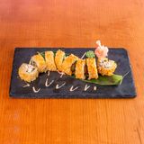 TEMPURA ROLL AGUACATE  SURIMI & CHILIMAYO