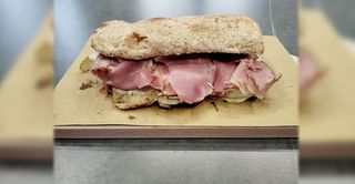 P6. Prosciutto cotto, formaggio, funghi e salsa rosa