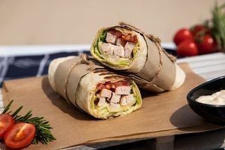 Тортила с пилешки гърди (380гр.)+ Напитка по избор