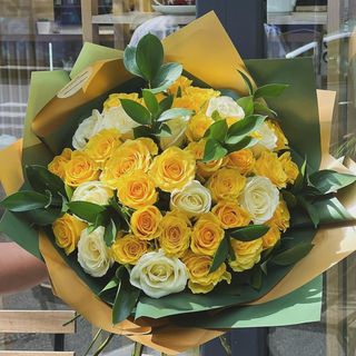 Buchet trandafiri galbeni si albi si verdeata 