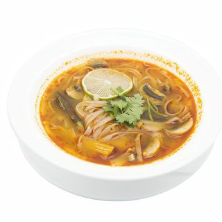 19 Zuppa tom yum con verdure e noodles