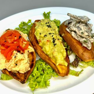 Toast din cartofi dulci cu hummus, salata de ciuperci si avocado - de post 