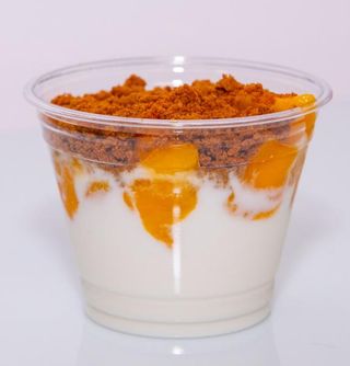 YOGURT CON FRUTA NATURAL Y TOPPING