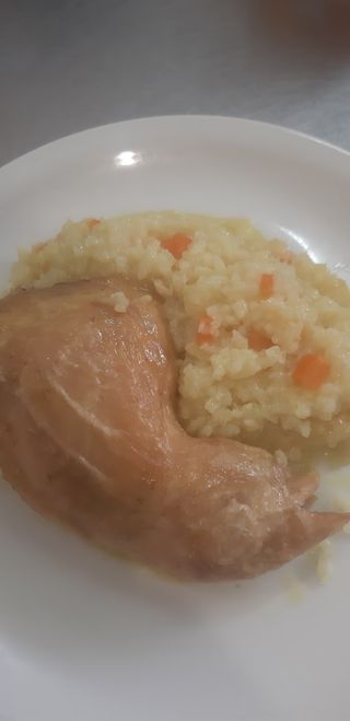 Пилешко бутче с ориз на фурна