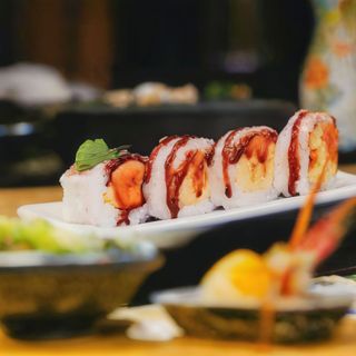 157. Chihiro Roll tempura de gamba aguacate,queso y anguila 8u