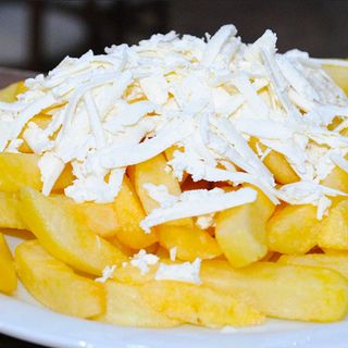 Patatas fritas con queso feta