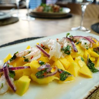 Ceviche de langostinos y mango