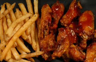 Alitas fritas con patata (4 uds.)