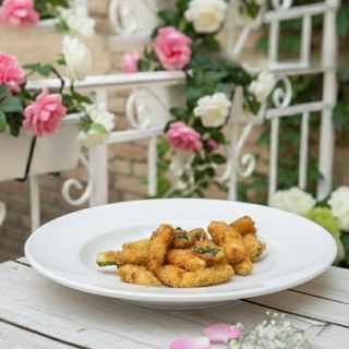 ZUCCHINI PANE CU SOS TZATZIKI