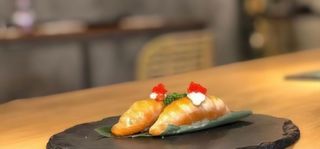 Nigiri Salmón Flameado Con Huevas De Tobiko