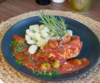 Kurczak toskański serwowany z gnocchi i parmezanem