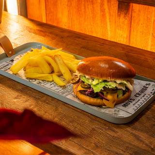 Cheese & Chilli Burger cu Cartofi prajiti