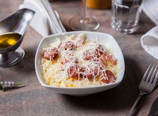 Mămăligă cu brânză și smântână