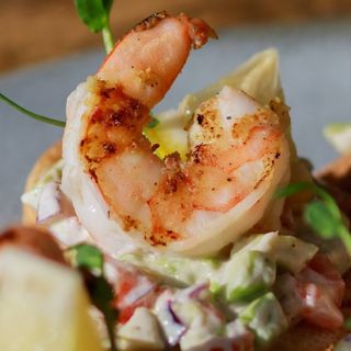 Брускети з гуакамоле та креветками (4шт)