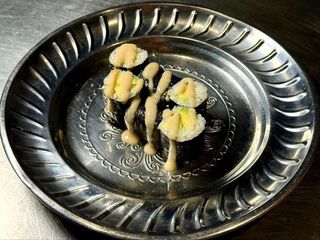 Макі з авокадо та горіховим соусом (180g)