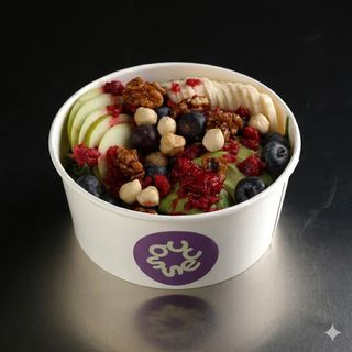 კენკრის სალათის ბოული თხილით