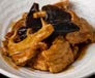 maiale con bambù e funghi