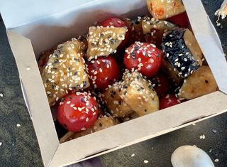 Salată calda cu vinete și rosii cherry