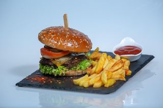 Spicy Burger, cartofi prajiti, sos inclus