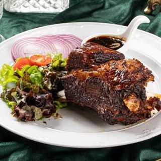 Томленое говяжье ребро в винном соусе