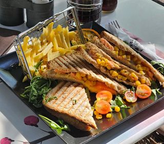 Integralni tost sendvič sa lososom