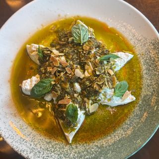 Burrata abierta con aliño de AOVE y Balsámico.