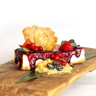Cheesecake de la casa con frutos rojos