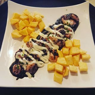 Chipirones frescos a la plancha sobre tinta de sepia con alioli 