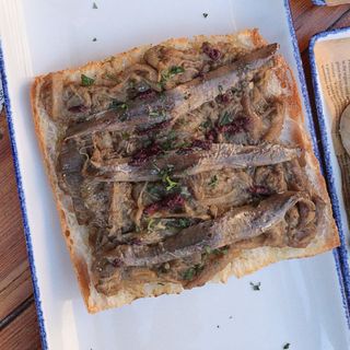 Coca de berenjenas asadas con anchoa