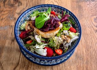 Insalata di formaggio di capra con fragole e vinaigrette di Modena