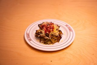 Flor de alcachofa a la brasa con comte y paleta ibérica