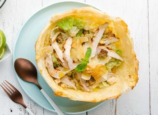 Салата Цезар в хрупкава кошничка (300г)