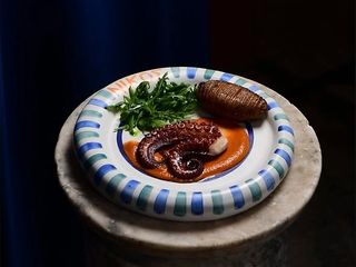 Восьминіг з соусом з лангустин та стиглих томатів, з печеною картоплею (210г)