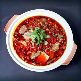 Stufato di vitello con verdure in brodo piccante 水煮牛肉