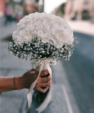 Buchet garoafe albe și gypsofila