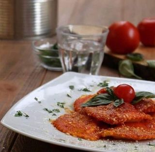 Ravioli di ricotta e spinaci con pomodoro e basilico