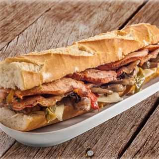 Bocata de Lomo, Queso y Pimientos