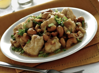 Pollo saltato con anancardi