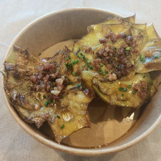 Flores de alcachofas confitadas con virutas de jamón 