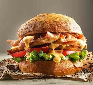 Hamburguesa Montreal Con Papas Caseras