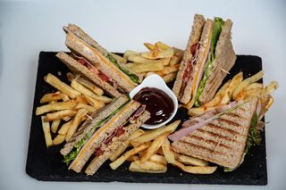 Club Sandwich, cartofi prajiti, sos inclus