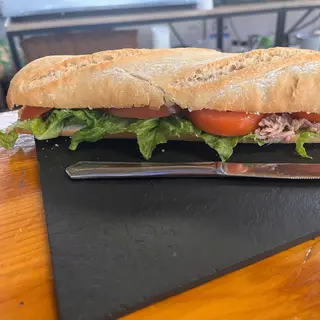 Bocadillo de Tortilla Francesa y Tomate