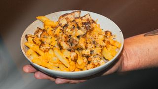 frytki z serem i kurczakiem