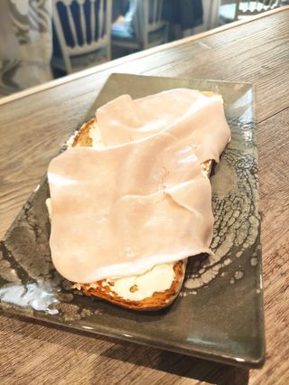 Tostada Crema de Queso y Pavo