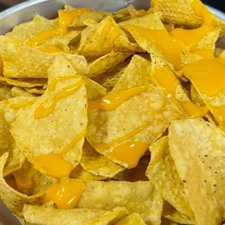 Nachos con cheddar fuso