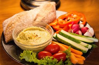 Hummus cu avocado si cruditati